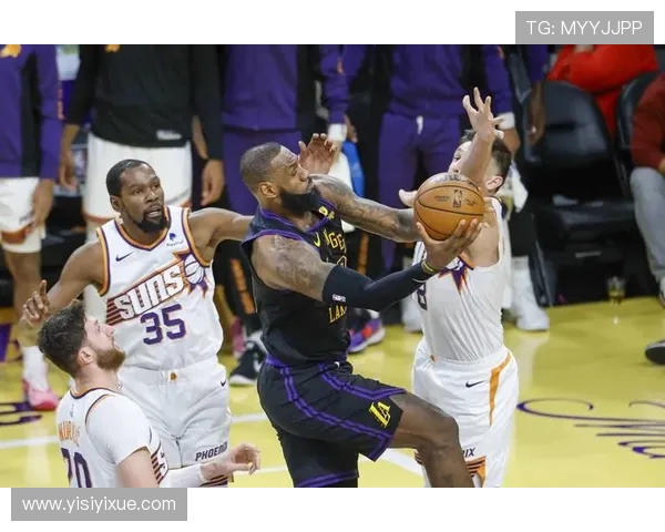 2017年11月湖人与骑士的激烈对决回顾与精彩瞬间分析