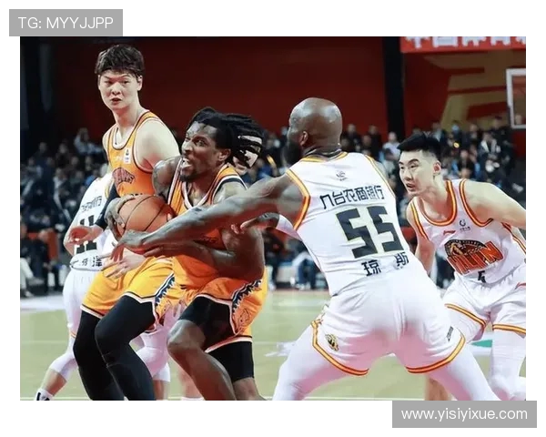 上海男篮与广州男篮激战正酣谁将赢得这场精彩对决的胜利 上海男篮与广州男篮激战正酣谁将赢得这场精彩对决的胜利