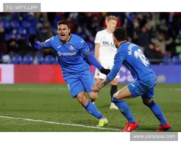 狼队与埃弗顿队激战正酣谁能在英超赛场上笑到最后