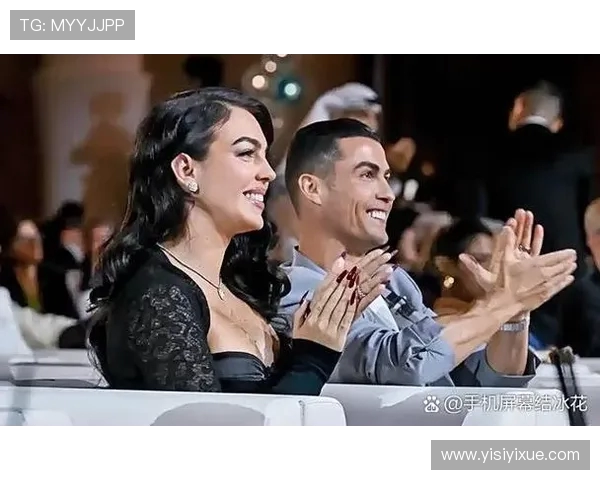 球迷疯狂行为引热议：冲进场内抢C罗球衣成欧冠奇观