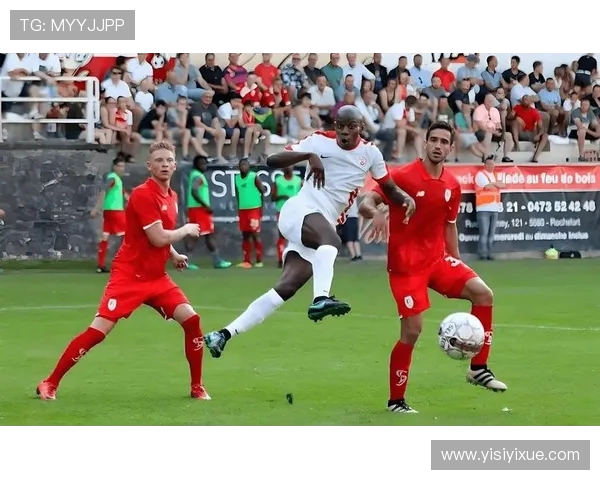 阿贾克斯主场迎战芬洛争夺荷甲联赛关键三分之战